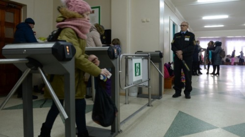 Photo of Глава МВД об охране школ полицией: Это же не детская колония