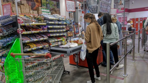 Photo of Житель Актау по камерам отследил покупателей, расплатившихся его банковской картой