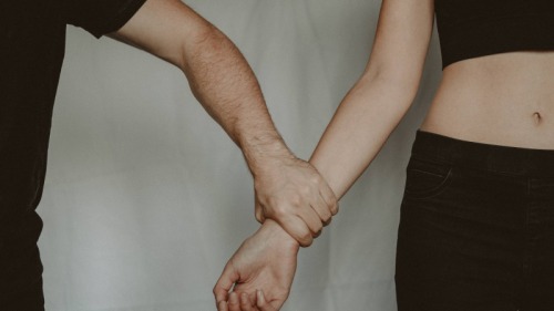 Photo of «Жыныстық бопсалауды дәлелдеу қиын». Қазақстан заңына қандай өзгерістер керек?