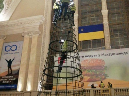 Photo of Елку на Центральном вокзале Киева нашли и устанавливают — Укрзализныця