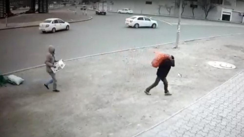 Photo of Камера сняла подозреваемых в краже продуктов, пока покупательница искала тележку в Актау