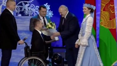 Photo of Лукашенко попал в неловкую ситуацию, пытаясь подарить цветы мужчине без рук