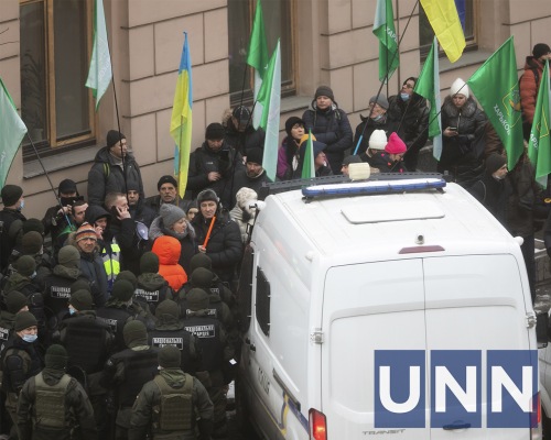 Photo of Принятие обращения к мировому сообществу из-за военного шантажа со стороны РФ и протесты ФОПов: фоторепортаж из Рады