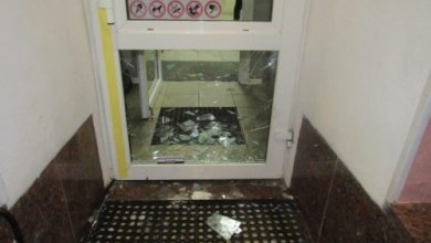 Photo of Разбил стекло камнем: в Киеве иностранец ограбил аптеку