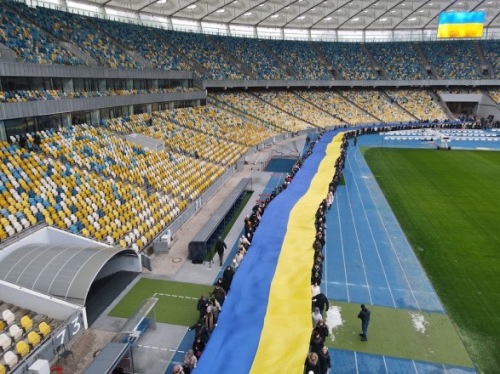 Photo of День единения: в Киеве развернули 200-метровый флаг Украины