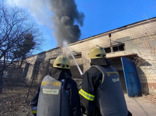 Photo of Враг снова обстрелял Киев: в Оболонском районе загорелся грузовик и два здания