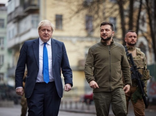 Photo of После переговоров Зеленский и Джонсон прогулялись по Киеву