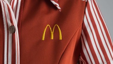 Photo of Рубашка за полмиллиона: в сети продают униформу закрывшегося Макдоналдса