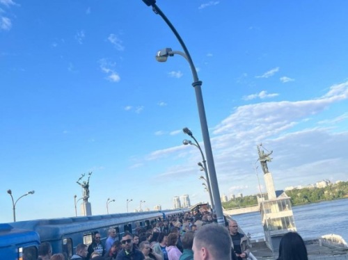 Photo of В Киеве на красной линии метро остановилось движение между станциями «Академгородок» – «Арсенальная»