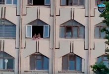 Photo of В Ташкенте бабушка посадила внуков на открытый подоконник восьмого этажа