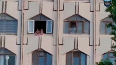 Photo of В Ташкенте бабушка посадила внуков на открытый подоконник восьмого этажа