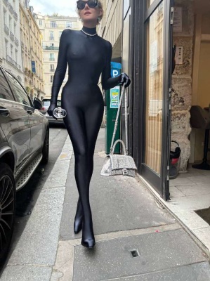 Торчащие Вишенки! Голая Рената Литвинова Вышла На Улицу В Париже1