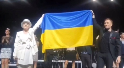 Лайма Вайкуле Размахивала Украинским Флагом На Концерте — Фото!1