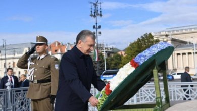 Photo of Шавкат Мирзиёев почтил память венгерских героев
