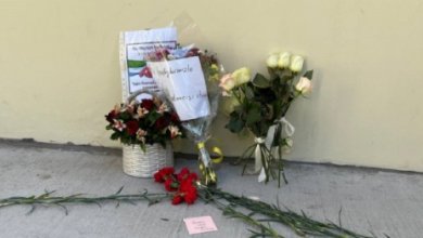 Photo of К посольству Турции в Ташкенте жители приносят цветы