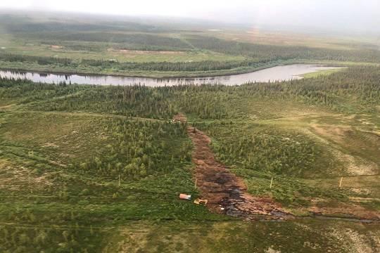 Photo of Около 1 000 кубометров нефти могло вылиться в реку Колва в Коми